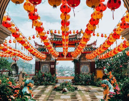 Malaysia im Januar: Ein Tempel mit bunten Lampions