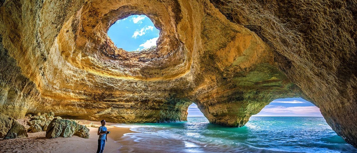 RIB Tipp Algarve: Ein Mann steht unter einer skurrilen Felsformation an der portugiesischen Algarve