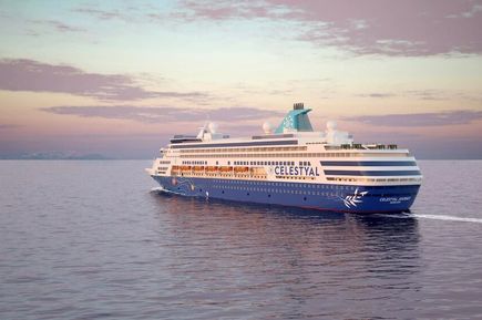 Romantik: Das weiß-blaue Kreuzfahrtschiff der Reederei Celestyal Cruises gleitet auf dem Meer im Sonnenuntergang